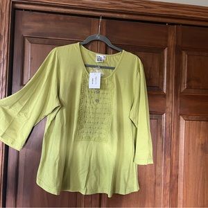 Women’s top. Sz XL, NWT. 3/4 length bell sleeve